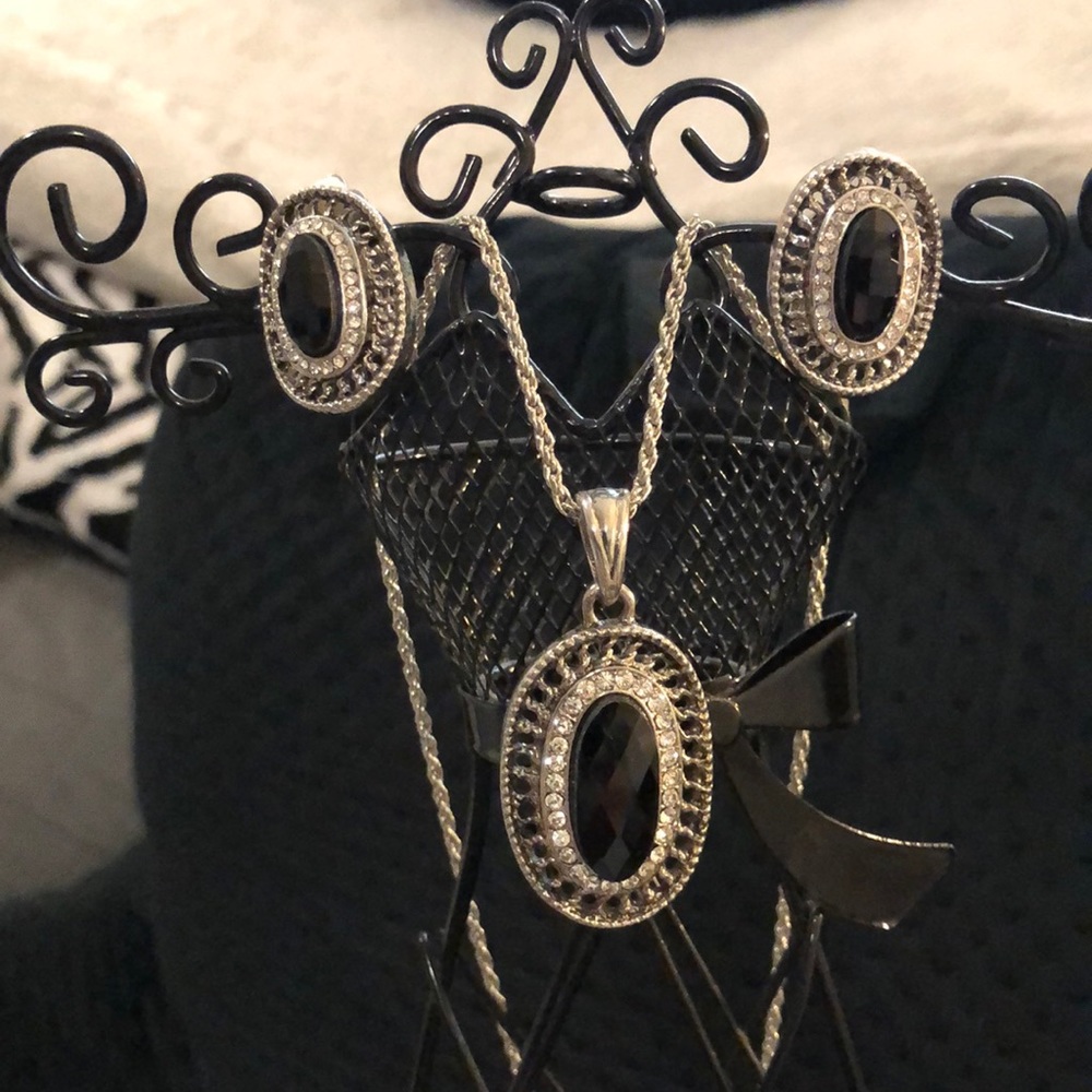 ART DECO LOOK NECKLACE AND CLIP ON EARRING SET